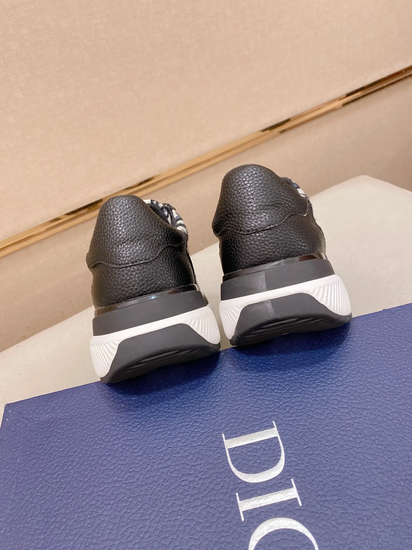 Men's shoes💰 462💰🇮🇹🇮🇹Dior d The new model is on sale at the same time at the counter. The upper 🇮🇹 is imported Italian first-layer cowhide, and the lining is fully imported sheepskin 💪💪. It is a complete 1⃣️ to 1⃣️ replica 🇮🇹💪💪, ⚠ Sole: The original sole is specially provided by the original factory. The exclusive movable molded sole is super comfortable. ⚠Original factory single goods, 🔍🔍high quality, you can enter and leave the counter at will, welcome to compare⚠. Code number:38-44